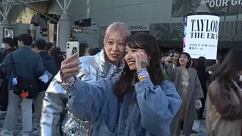 Fans in Tokio freuen sich auf Taylor Swift. 