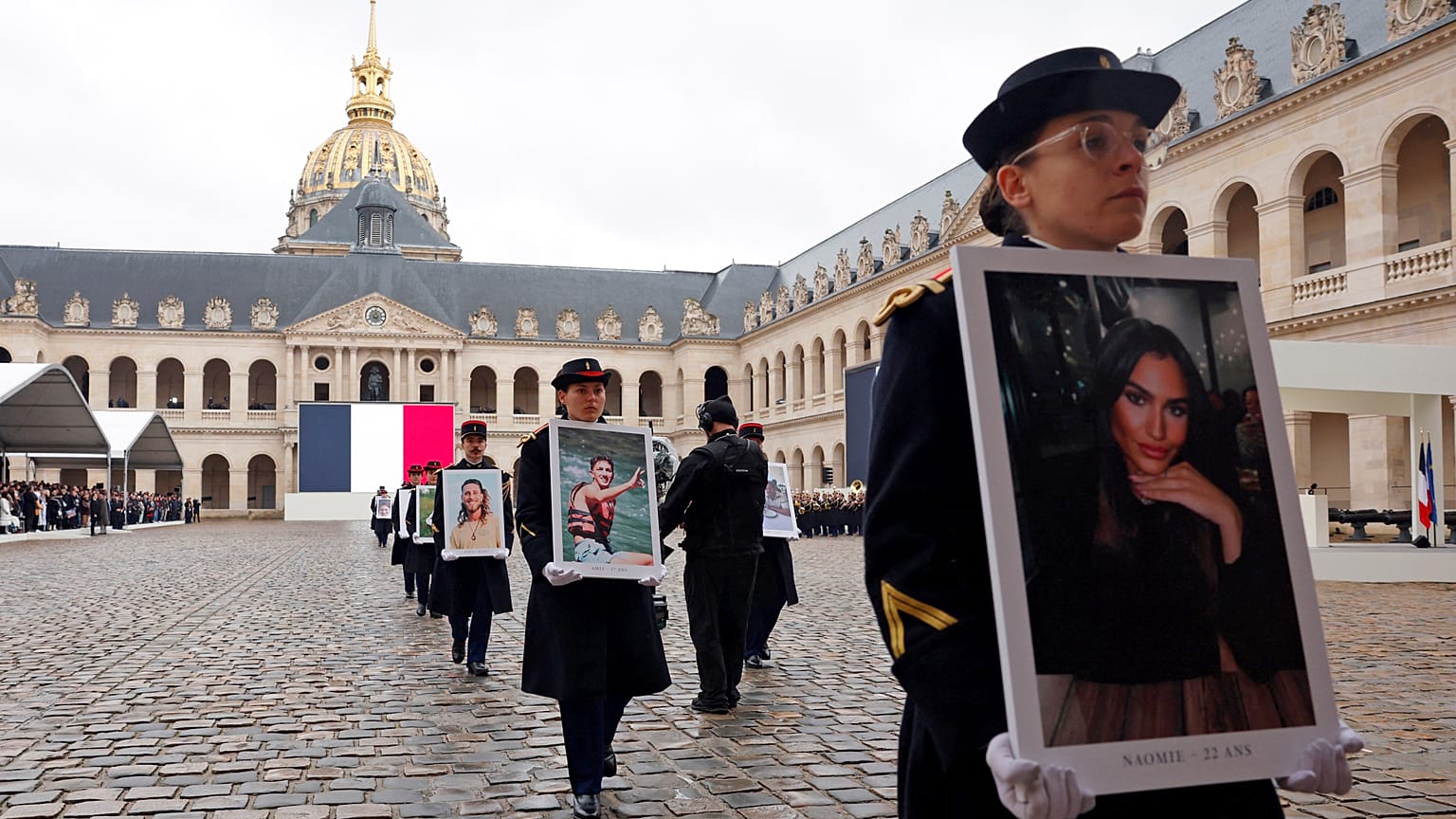 La Guardia Repubblicana francese cammina con i ritratti delle vittime francesi dell'attacco di Hamas del 7 ottobre 2023 durante una cerimonia a Parigi (7 febbraio 2024)