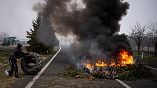 Agricultores colocan barricadas y queman neumáticos tras bloquear una carretera durante una protesta cerca de Mollerussa, Lérida, el martes 6 de febrero de 2024.