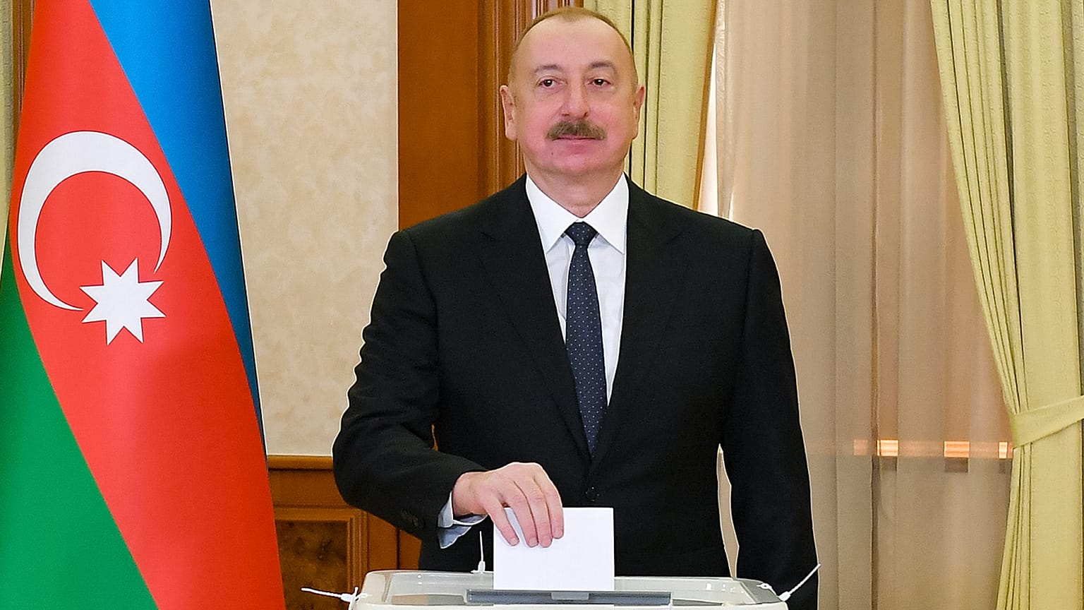 Ilham Aliyev vote en Azerbaïdjan, mercredi 7 février 2024.