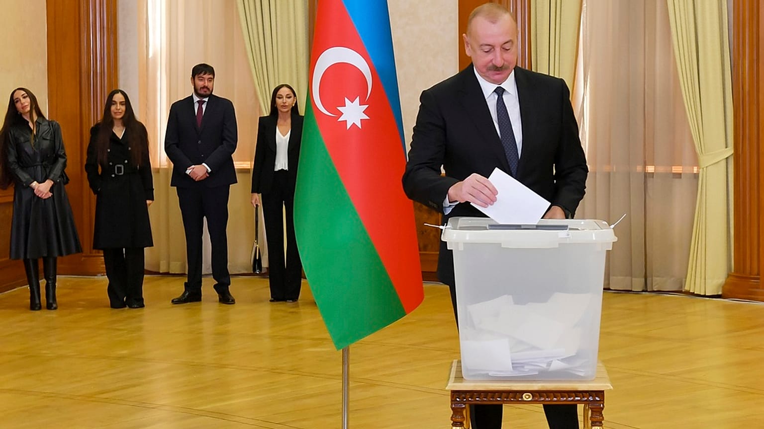 El presidente de Azerbaiyán, Ilham Aliyev, emite su voto en un colegio electoral en Khankendi, región de Karabaj, Azerbaiyán, el 7 de febrero de 2024.