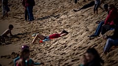 İspanya'nın Barselona kentindeki bir plajda güneşlenen bir kadın, 4 Şubat 2024, Pazar. İspanya'nın hava durumu ajansı, yılın bu zamanı için anormal derecede yüksek sıcaklıklar yaşandığını söylüyor.