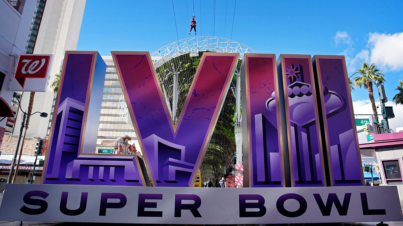 İnsanlar Super Bowl 58 NFL futbol maçı öncesinde, 2 Şubat 2024, Cuma günü, Super Bowl tabelasının üzerinde zipline biniyor
