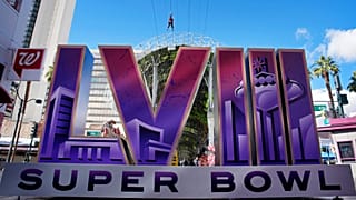 İnsanlar Super Bowl 58 NFL futbol maçı öncesinde, 2 Şubat 2024, Cuma günü, Super Bowl tabelasının üzerinde zipline biniyor