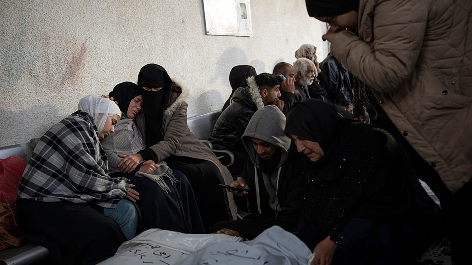 Trauernde Familien in Rafah in Gaza