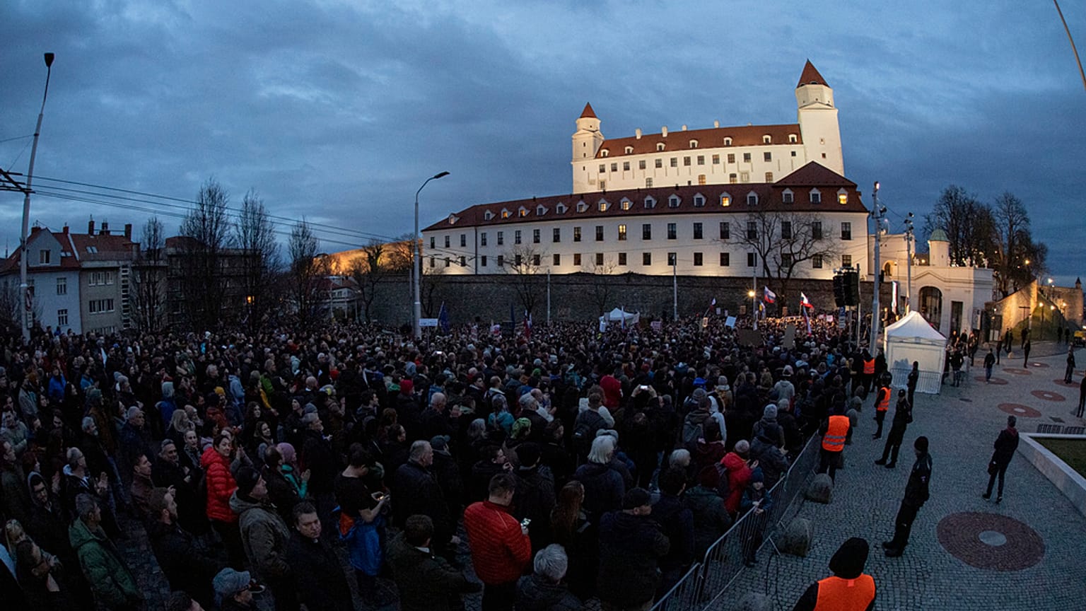 Slovakya'da binlerce kişi yeni hükümetin 'yolsuzluk' planını protesto etti