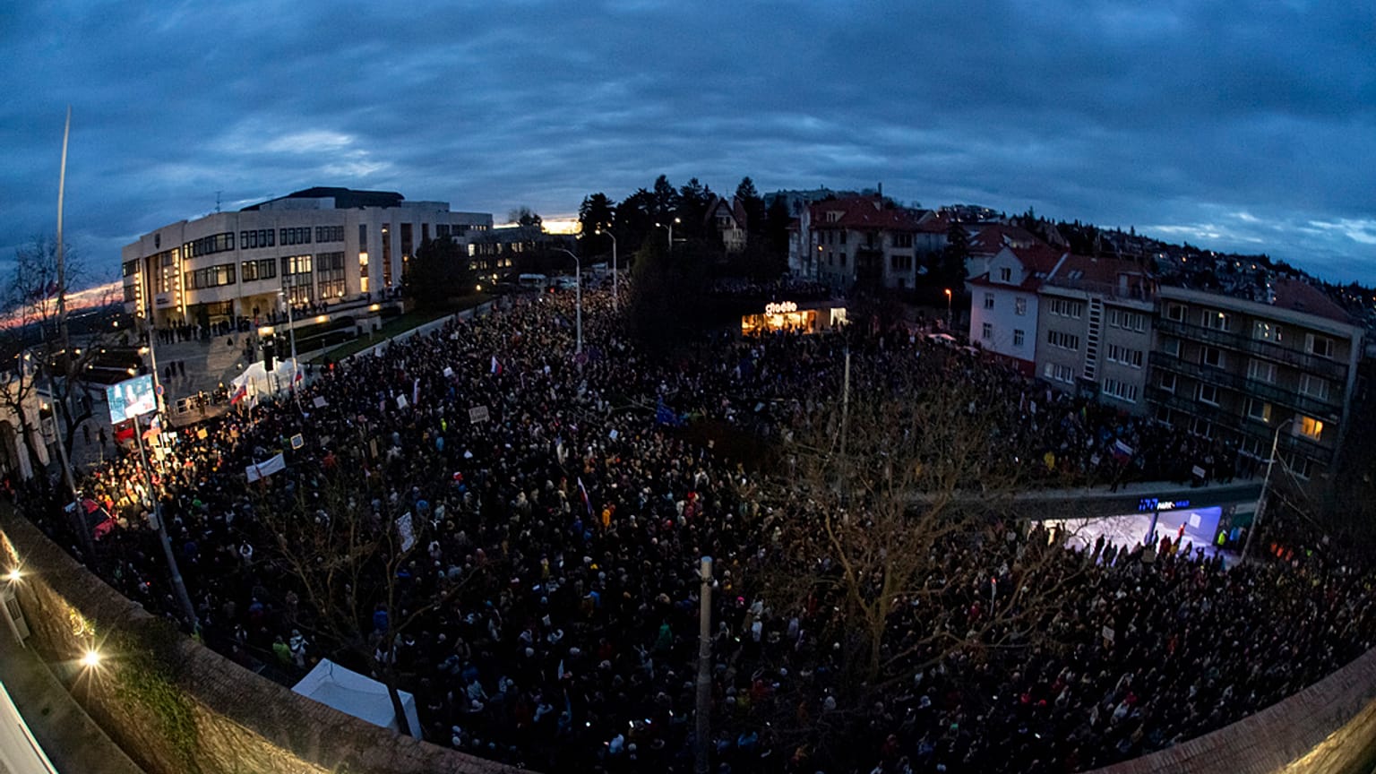 Tüntetők a szlovák parlament előtt Pozsonyban 2024. február 7-én. 