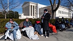 Cola de gente esperando el juicio de Trump