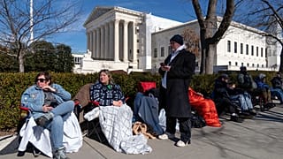 Cola de gente esperando el juicio de Trump