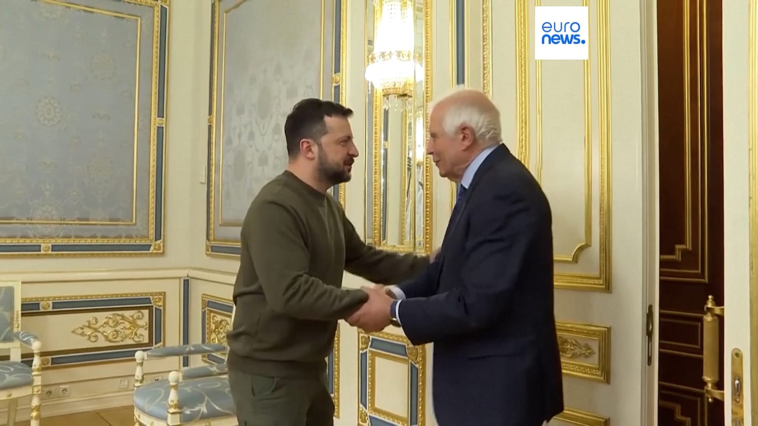 Zelensky stringe la mano a Borrell