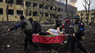 ARCHIVO: Equipos de emergencia ucranianos evacúan en marzo de 2022 a una mujer embarazada herida de un hospital de maternidad que fue dañado por un ataque ruso en Mariúpol