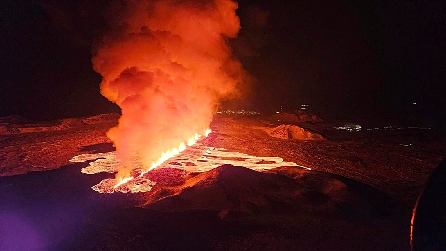 İzlanda'da yanardağ patlaması