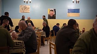 Soldati feriti pranzano in un ospedale. Tra loro un gruppo di veterani colombiani che si sono uniti alla lotta ucraina contro la Russia, 20 dicembre 2023
