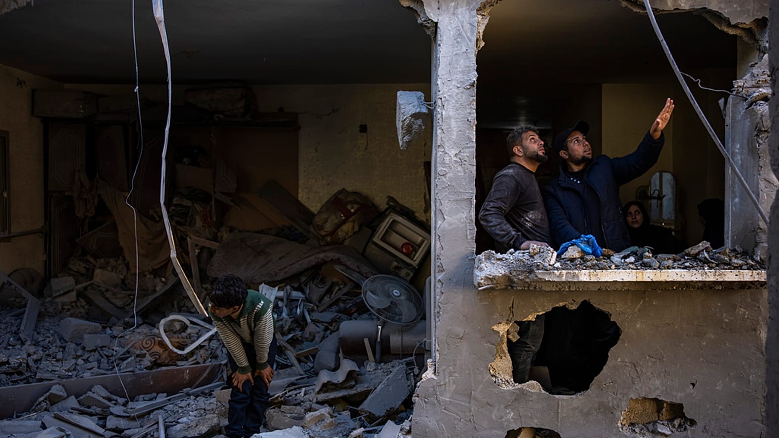 Des Palestiniens observent les destructions après une frappe israélienne à Rafah, dans le sud de la bande de Gaza, le jeudi 8 février 2024.