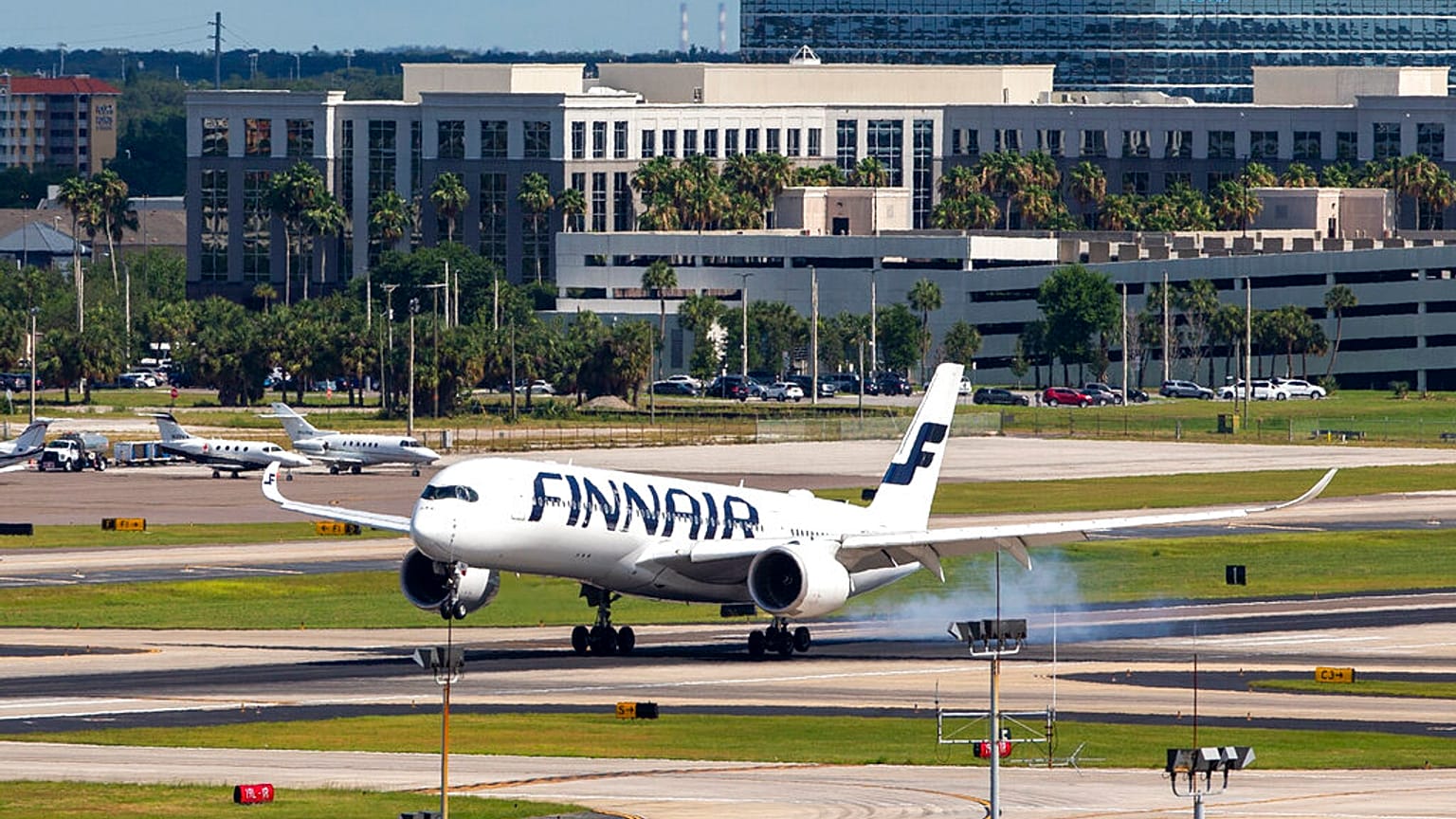 Ένα Airbus A350 της Finnair προσγειώνεται στο Διεθνές Αεροδρόμιο της Τάμπα, Τρίτη 31 Μαΐου 2022, στην Τάμπα της Φλόριντα. 