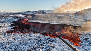 Láva folyik a Grindavik felé vezető úton február 8-án
