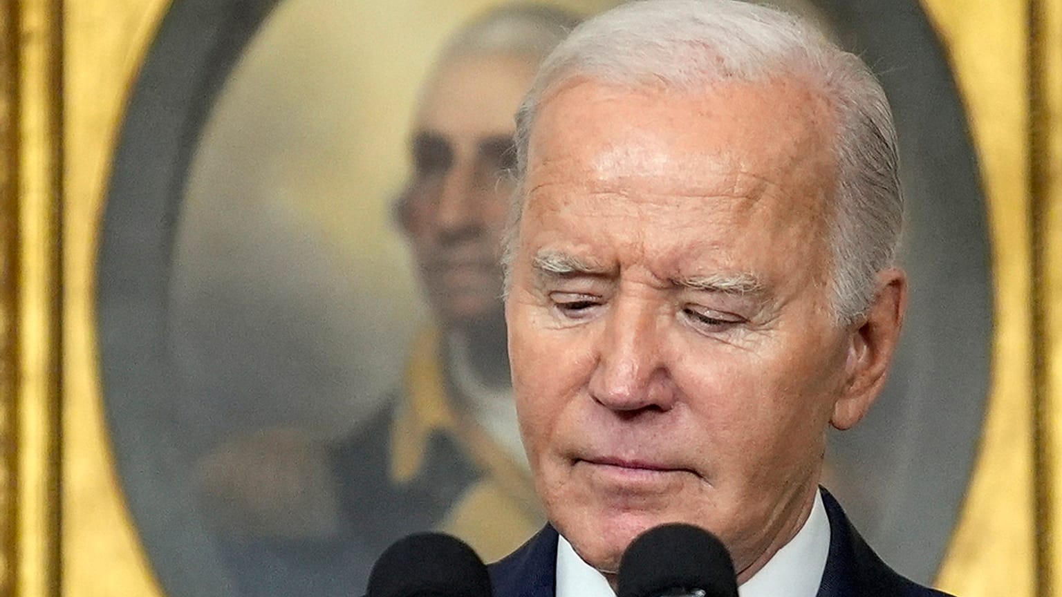 O Presidente Joe Biden discursa na Sala de Receção Diplomática da Casa Branca, quinta-feira, 8 de fevereiro de 2024, em Washington.