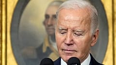 O Presidente Joe Biden discursa na Sala de Receção Diplomática da Casa Branca, quinta-feira, 8 de fevereiro de 2024, em Washington.