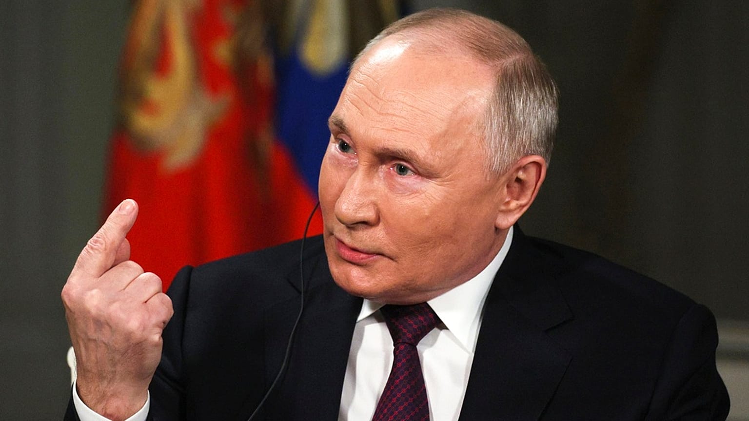 Viernes, 9 de febrero de 2024, el presidente ruso Vladimir Putin gesticula mientras habla durante una entrevista con el ex presentador de Fox News Tucker Carlson.