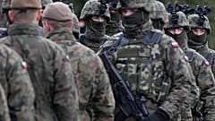 Des soldats polonais en tenue de combat d'un exercice avec d'autres forces de l'OTAN à Wesola, près de Varsovie, le 10 mars 2019.