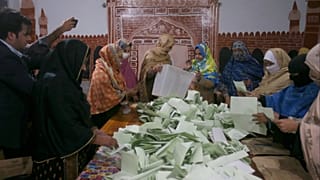 عمليات الفرز بأحد مكاتب الاقتراع