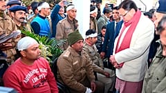 Hindistan'ın Uttarakhand eyaleti Başnakanı Pushkar Singh Dhami, Müslüman eylemcilere müdahale sırasında yaralanan polisleri ziyaret ederken