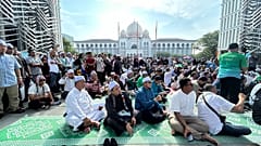 PAS partisi destekçileri Yüksek Mahkeme önünde kararın açıklanmasını bekledi