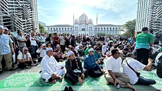 PAS partisi destekçileri Yüksek Mahkeme önünde kararın açıklanmasını bekledi