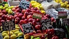 Τα εγχώρια φρούτα και λαχανικά που συγκομίζονται στη Μεγάλη Αγορά της Βουδαπέστης εκτίθενται το Σάββατο 8 Απριλίου 2023.