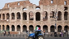 Un tractor circula frente al Coliseo de Roma para protestar contra el Gobierno y la política agrícola de la UE, el viernes 9 de febrero de 2024.
