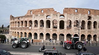 Des agriculteurs conduisent leurs tracteurs devant l'ancien Colisée dans le centre de Rome, le 9 février 2024