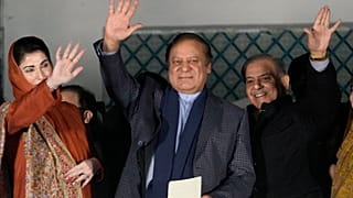 Pakistan'ın eski Başbakanı Navaz Şerif (ortada) kardeşi Şehbaz Şerif (sağda) ve kızı Meryem Navaz,