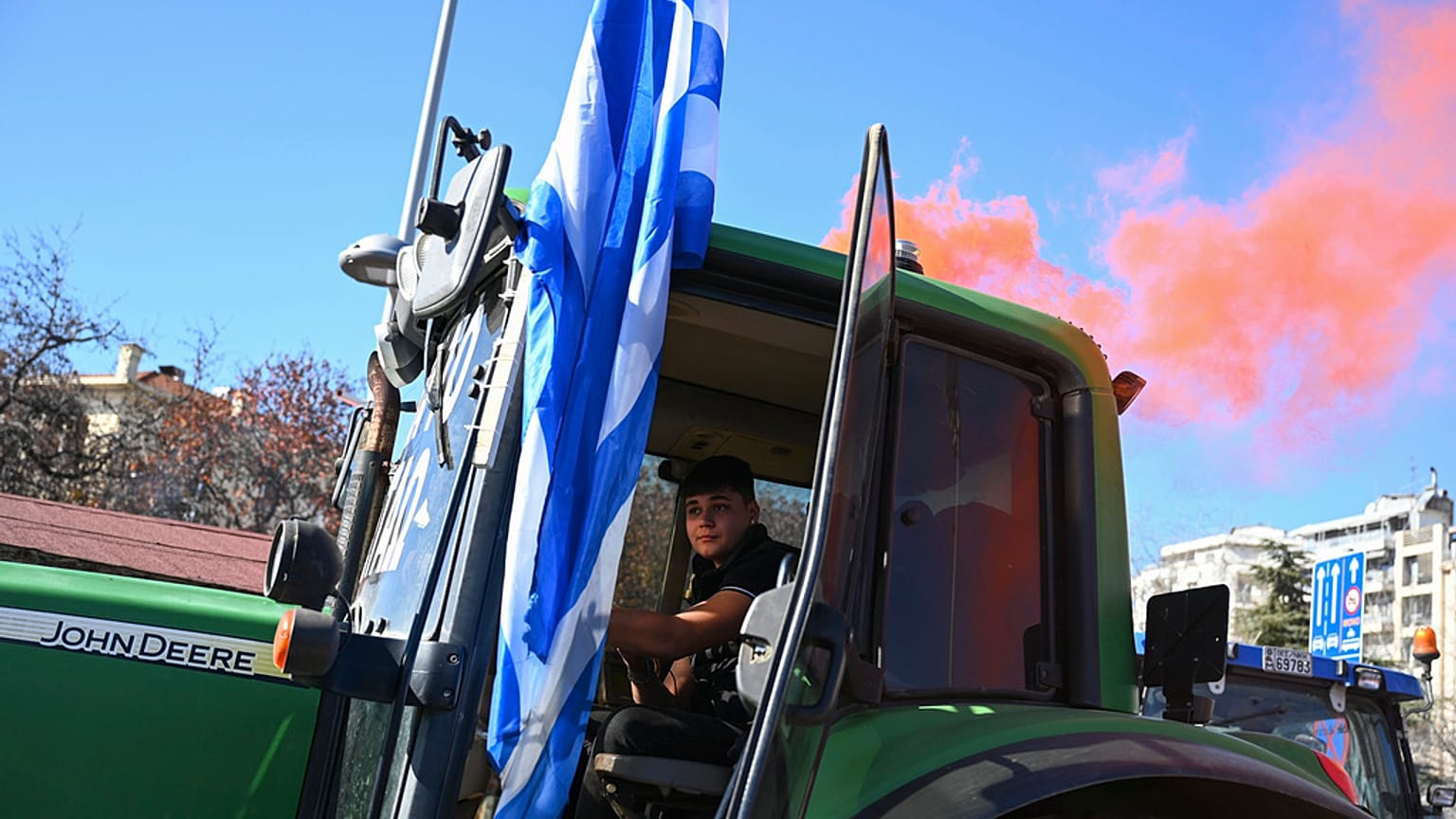 Τρακτέρ με ελληνική σημαία κατά τη διαμαρτυρία αγροτών στη Θεσσαλονίκη