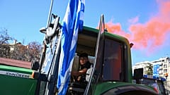 Τρακτέρ με ελληνική σημαία κατά τη διαμαρτυρία αγροτών στη Θεσσαλονίκη
