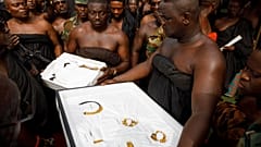 e 8 février, le musée Fowler a restitué sept objets royaux au roi Asante du Ghana.