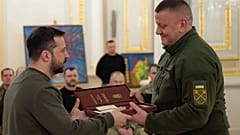 Imagen en la que se puede ver al presidente ucraniano, Volodímir Zelenski, condecorando al general Valeri Zaluzhni con el título de Héroe de Ucrania.