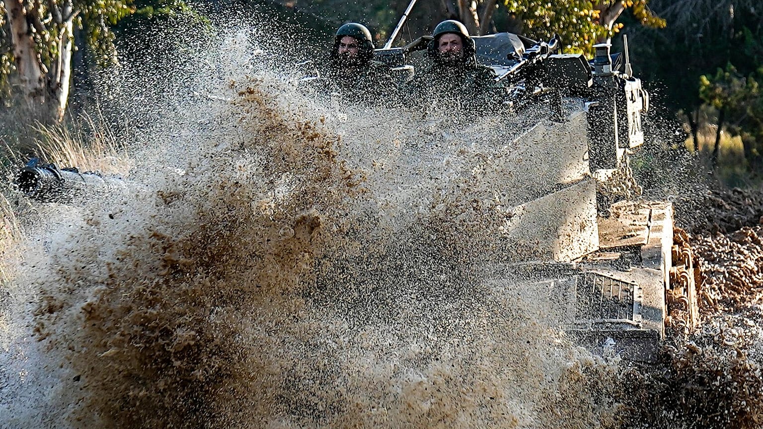 جنود إسرائيليون يقودون دبابة على الحدود مع قطاع غزة