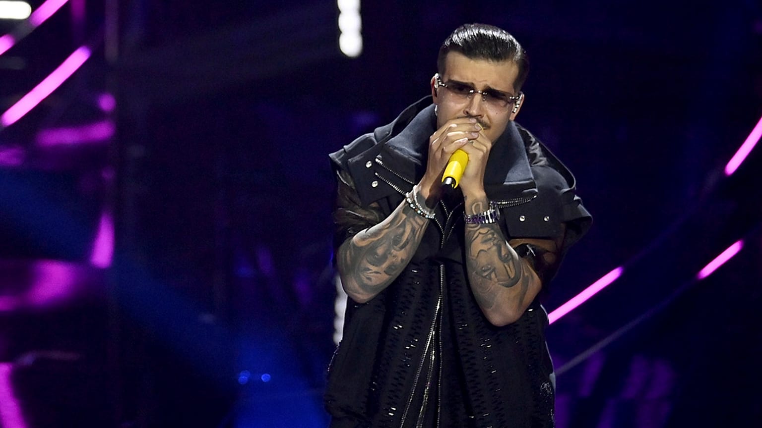 Geolier sul palco di Sanremo 2024