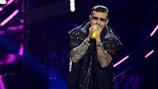 Geolier sul palco di Sanremo 2024