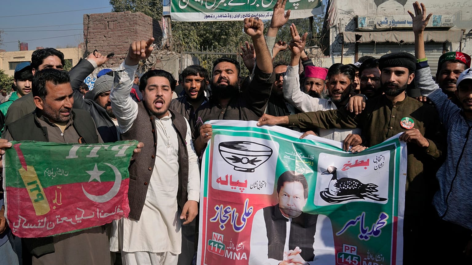 Pakistan'ın hapisteki eski Başbakanı İmran Han'ın partisinin destekçileri, Pakistan Seçim Komisyonu'nun sonuçları açıklamayı geciktirmesini protesto etti