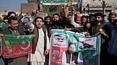 Pakistan'ın hapisteki eski Başbakanı İmran Han'ın partisinin destekçileri, Pakistan Seçim Komisyonu'nun sonuçları açıklamayı geciktirmesini protesto etti