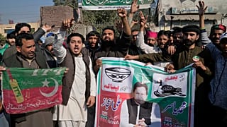 Pakistan'ın hapisteki eski Başbakanı İmran Han'ın partisinin destekçileri, Pakistan Seçim Komisyonu'nun sonuçları açıklamayı geciktirmesini protesto etti