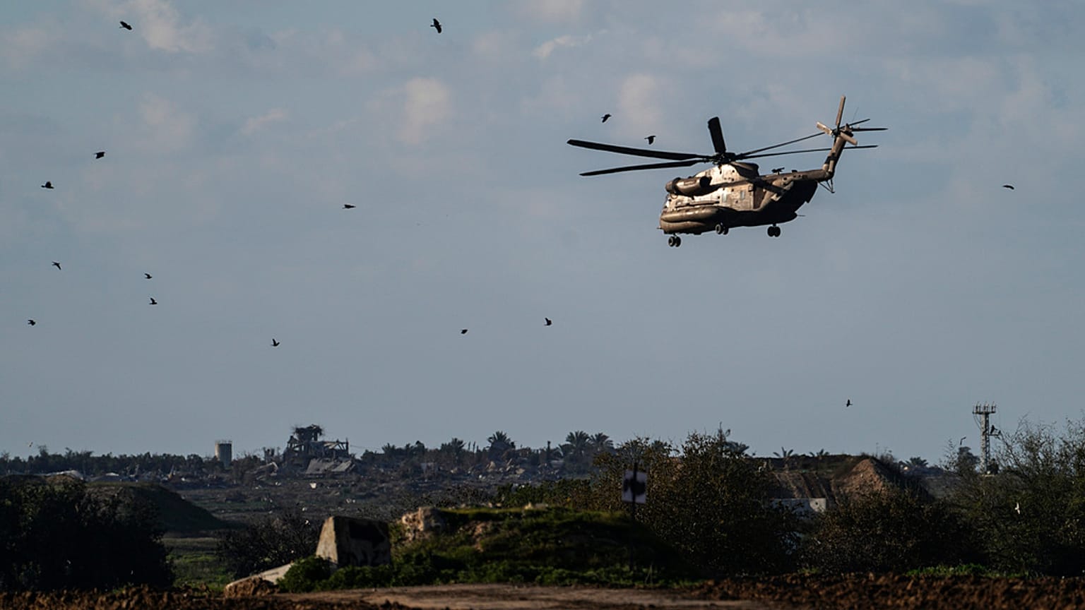 Ein israelischer Militärhubschrauber fliegt in den Gazastreifen, 9. Februar 2024.