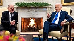 US-Präsident Joe Biden drückt die Daumen nach einen Kommentar von Bundeskanzler Olaf Scholz zur Hilfe für die Ukraine. Oval Office, Weißes Haus, Washington. 9.Februar 2024