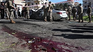 أفراد من الجيش اللبناني في موقع استهداف السيارة في جدرا قرب صيدا بعد قصف جوي إسرائيلي بطائرة مسيرة