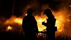 Feuerwehrleute löschen einen Brand nach einem russischen Angriff auf ein Wohnviertel in Charkiw, 10. Februar 2024.