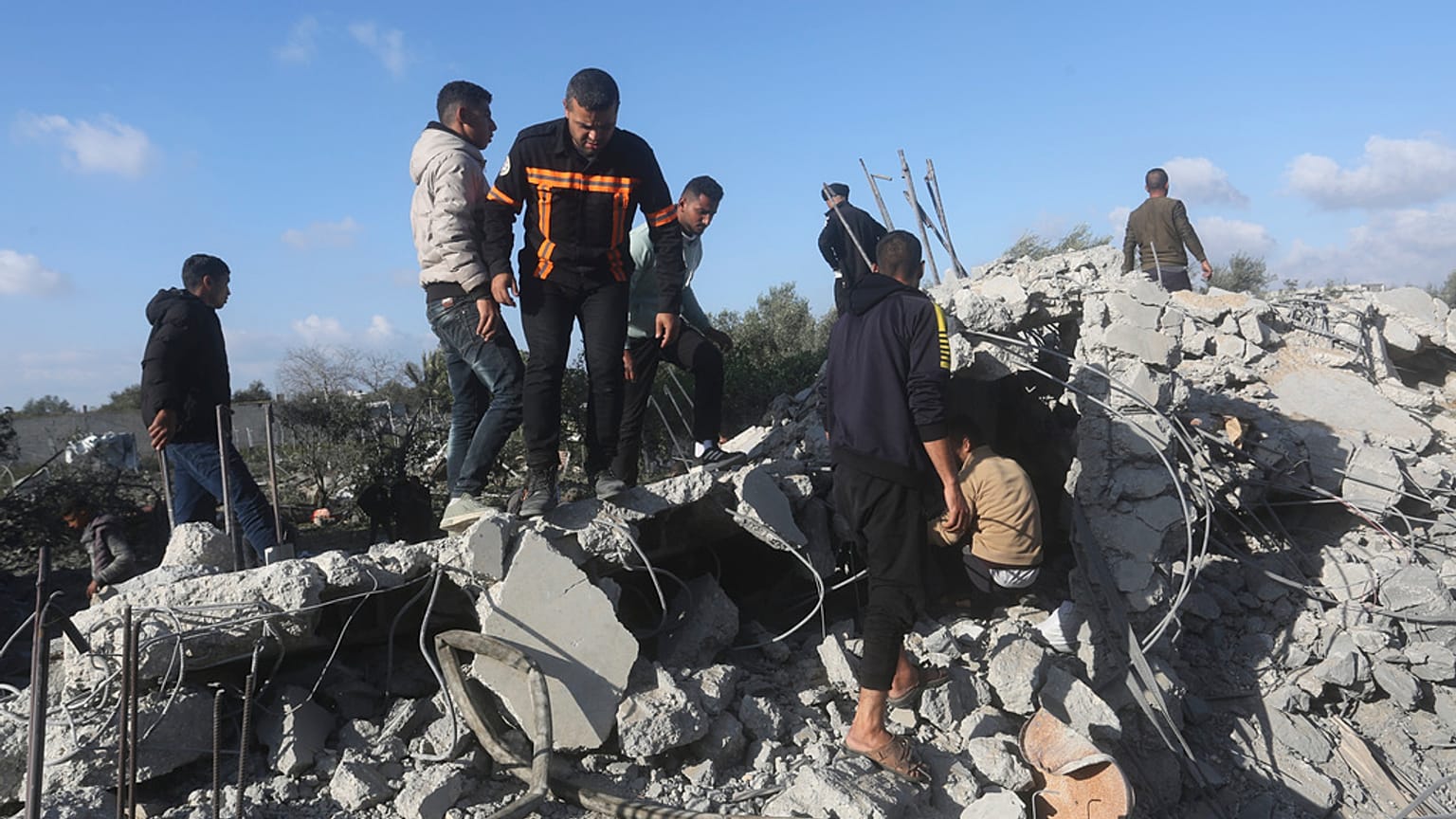 Palästinenser suchen nach Überlebenden nach einem israelischen Luftangriff auf ein Wohngebäude in Rafah, Gazastreifen, 10. Februar 2024.