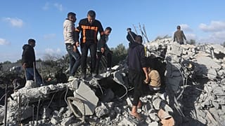 Palästinenser suchen nach Überlebenden nach einem israelischen Luftangriff auf ein Wohngebäude in Rafah, Gazastreifen, 10. Februar 2024.