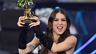 Angelina Mango festeja depois de vencer a 74ª edição do Festival da Canção Italiana de Sanremo. Sábado, 10 de fevereiro de 2024