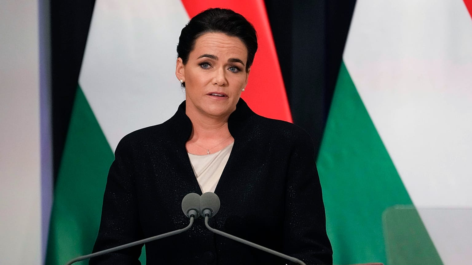 Staatspräsidentin Katalin Novàk bei einer Rede während des Besuchs von Papst Franziskus im ehemaligen Karmeliterkloster in Budapest, 28. April 2023.